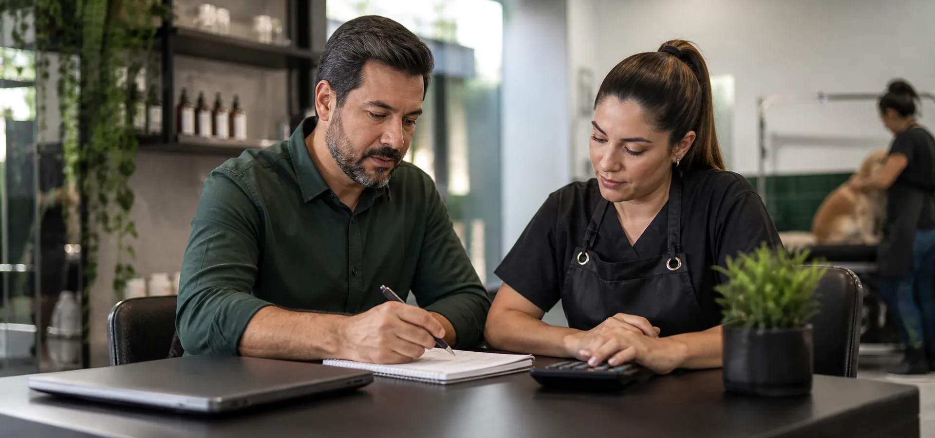 Gestor analisando a margem de serviços de um pet shop