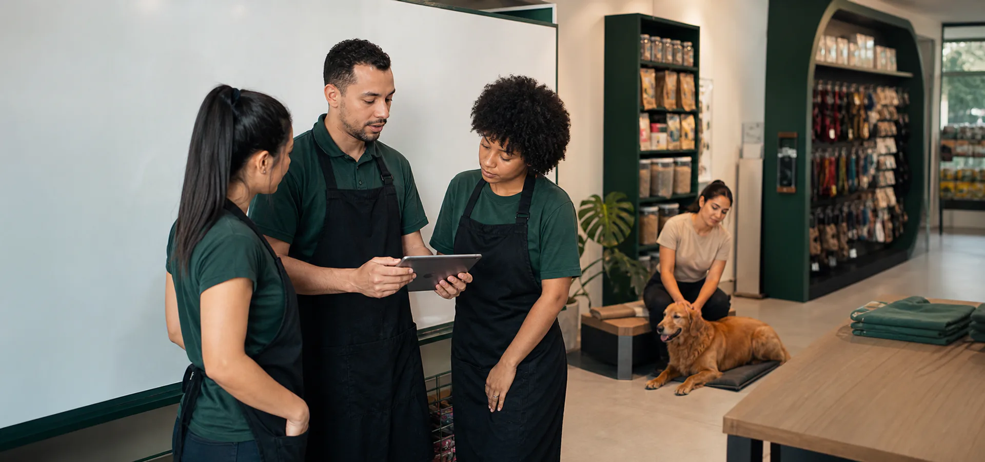 Equipe de pet shop participando de um treinamento operacional